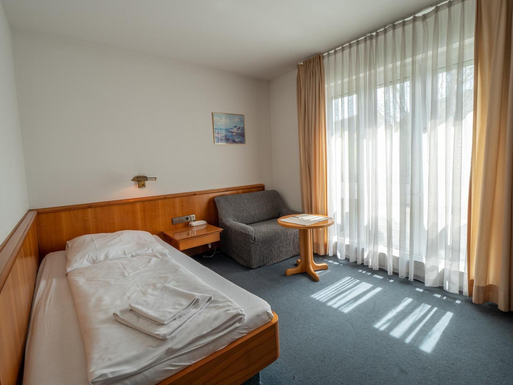 Hotel Pflum Mit Gaestehaus Nuertingen Exterior photo